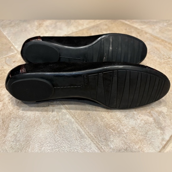 Vaneli Ballet Flats Womens 7 Slim Black Suede with Brown Cap Toe - Picture 8 of 9